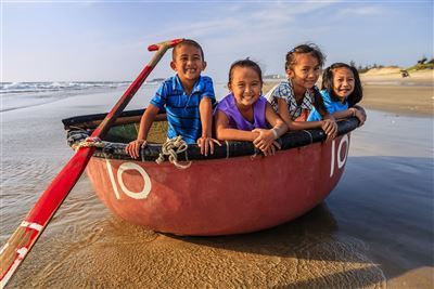 {image.media_title -> f:transform.html())} {image.copyright -> f:transform.html())}